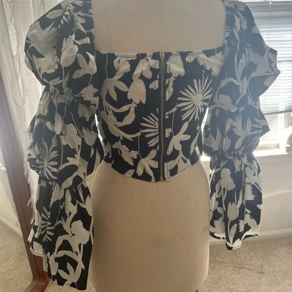Black and White Marie long sleeve ruched front crop top - Picture 2 of 3
